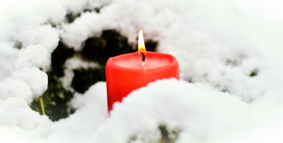 Earth Candles to celebrate Candlemas on February 2nd. A lovely festival that marks the beginning of Spring and is celebrated in all Waldorf schools | www.acornsandtwigs-blog.com